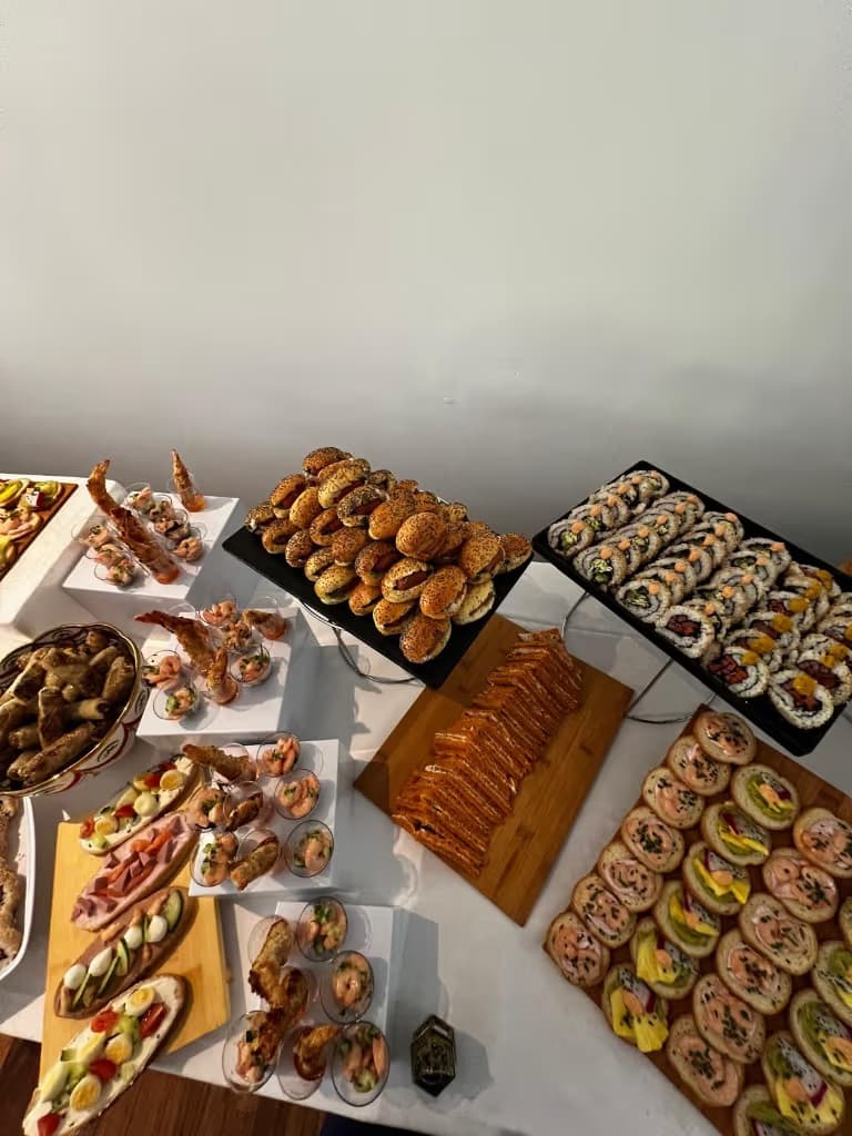 Buffet traiteur entreprise et séminaire à Paris — canapés variés