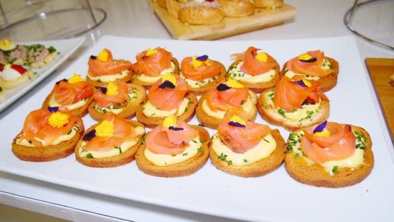 Buffet froid traiteur — plateaux salés pour événement professionnel Paris