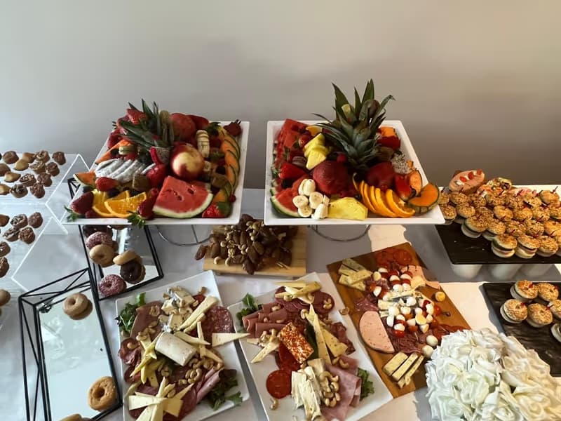 Buffet traiteur luxe — fruits frais, charcuterie et fromages pour événement à Paris