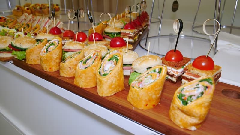 Plateau traiteur Paris — canapés, mini-wraps et bouchées pour cocktail dinatoire