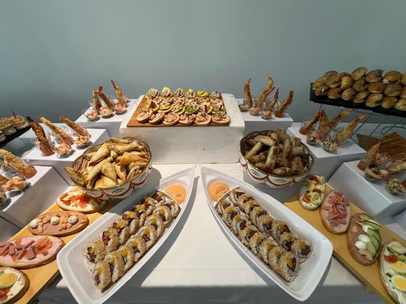 Cocktail dinatoire traiteur Paris — pièces salées et présentation buffet