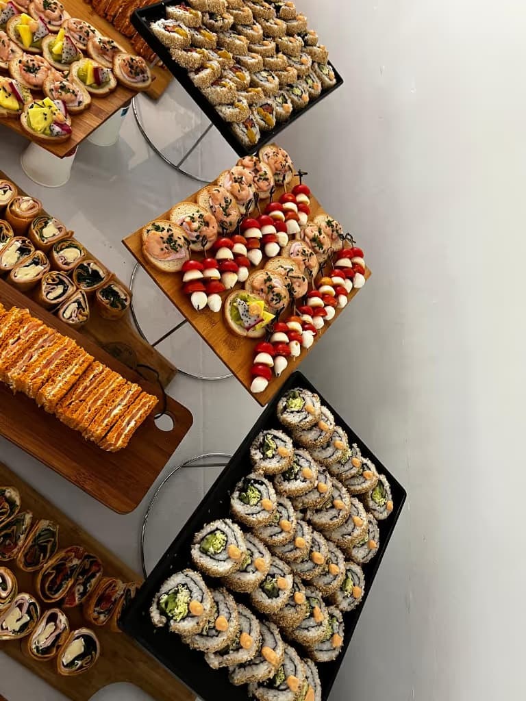 Mini sandwichs et bouchées traiteur pour buffet événementiel à Paris
