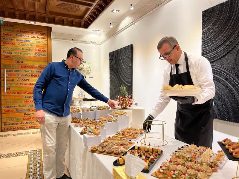 Salle de réception avec buffet traiteur Luxe-Traiteur à Paris
