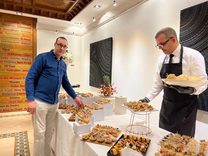 Table buffet traiteur mariage — présentation soignée à Paris