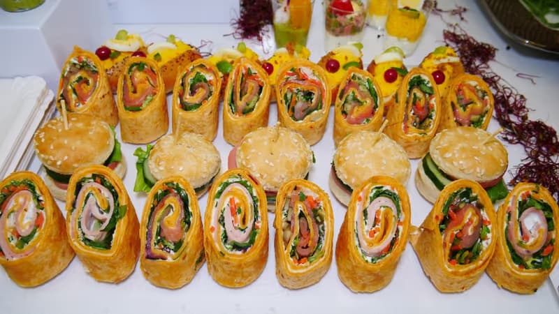 Buffet traiteur — wraps, mini burgers et canapés colorés pour réception à Paris
